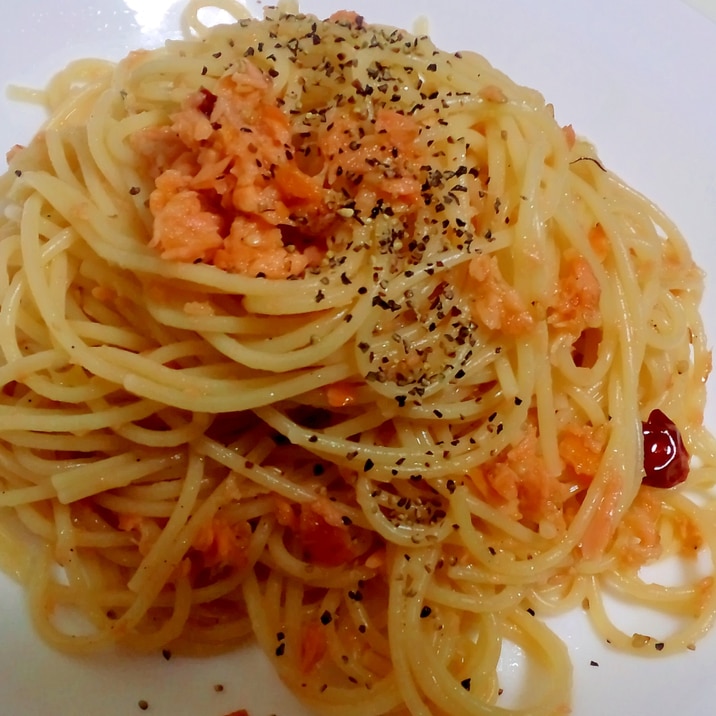 鮭フレークとにんにくの塩味パスタ